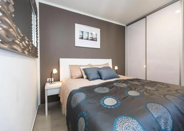 Apartment Bleu - Three Bedroom With Balcony And View