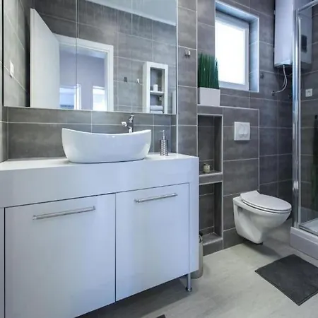 Bleu - Three Bedroom With Balcony And View *