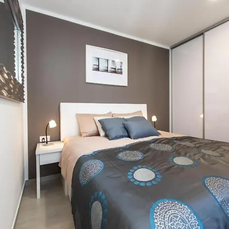 Apartment Bleu - Three Bedroom With Balcony And View