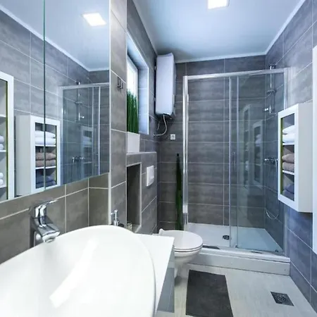 Bleu - Three Bedroom With Balcony And View