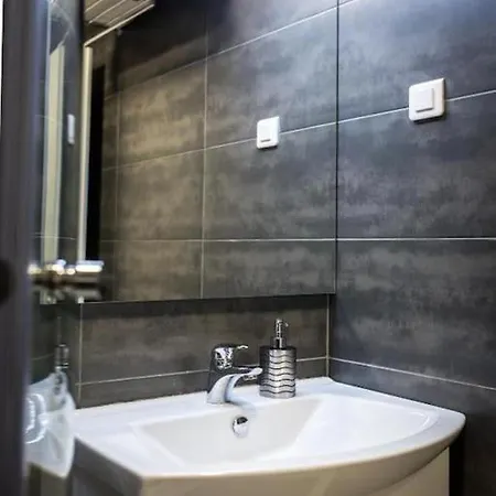 Bleu - Three Bedroom With Balcony And View