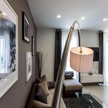 Bleu - Three Bedroom With Balcony And View *