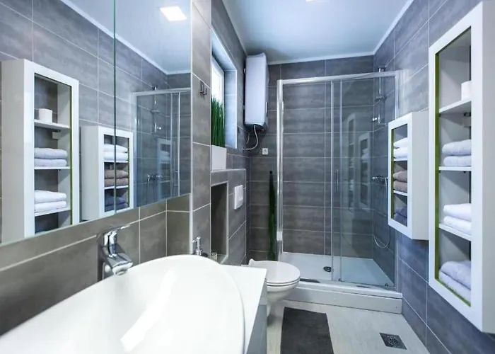 Bleu - Three Bedroom With Balcony And View