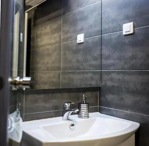 Bleu - Three Bedroom With Balcony And View