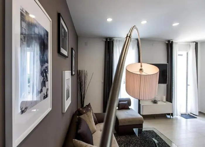 Bleu - Three Bedroom With Balcony And View *