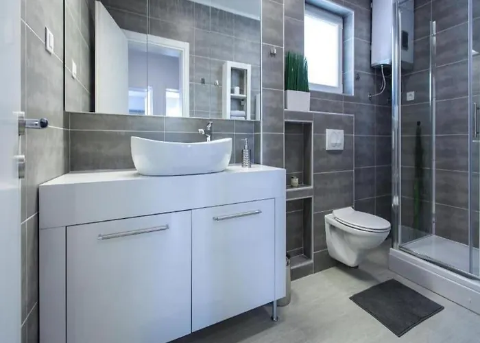 Bleu - Three Bedroom With Balcony And View *