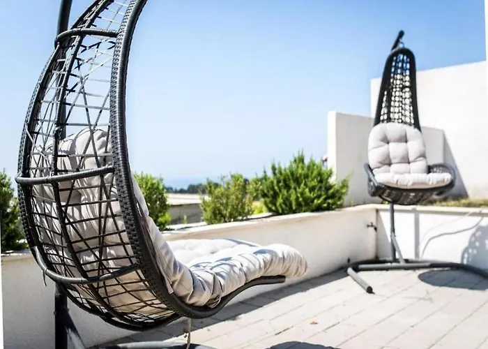 Bleu - Three Bedroom With Balcony And View *